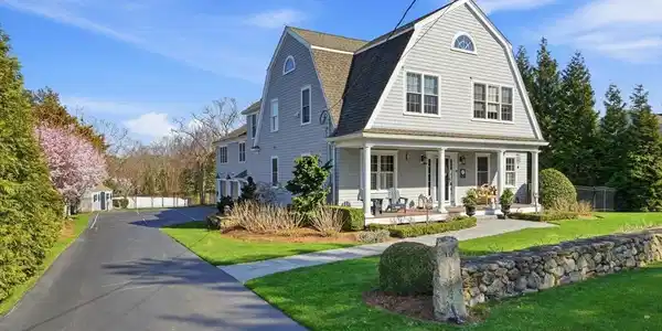 10 Loring Ave
