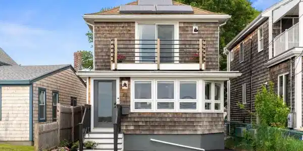 83 Edgewater Dr