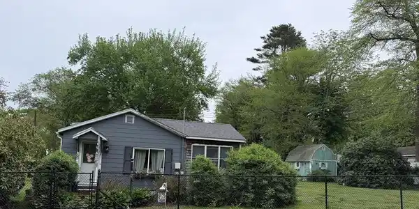 59 Howlands Ln