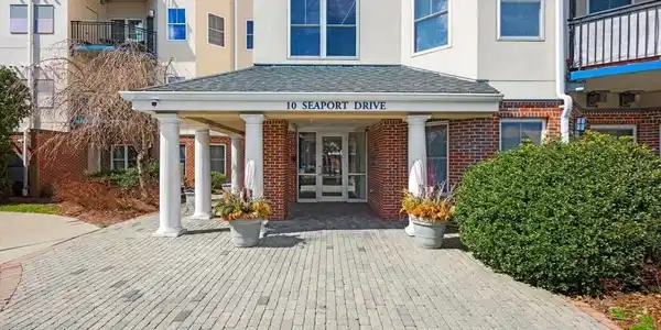 10 Seaport Dr