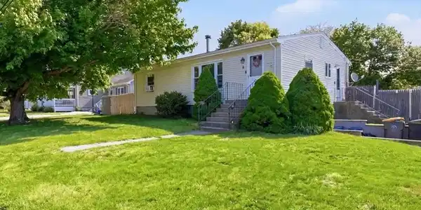 8 Deer St