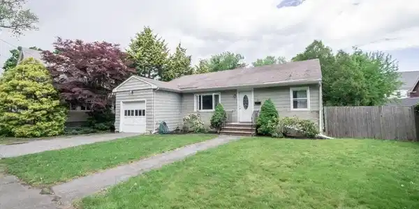 21 Salem St