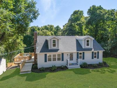 10 Surrey Dr