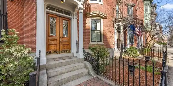27 Monument Square