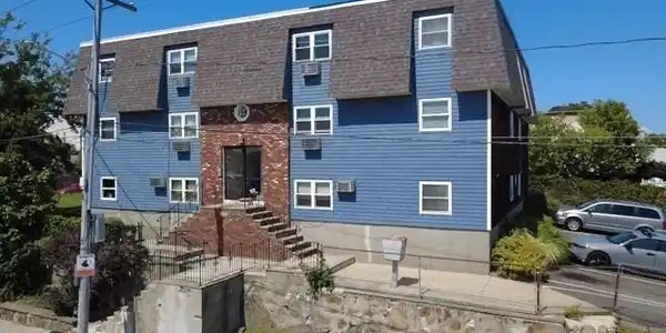 464 Bank St