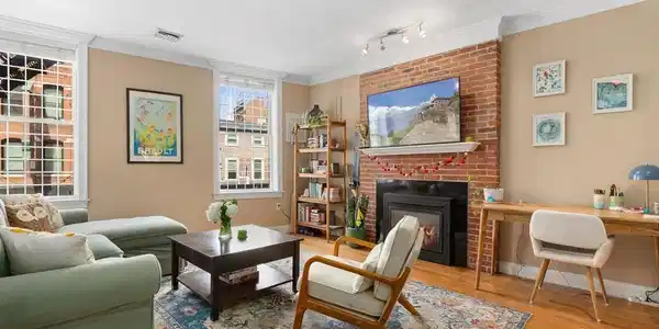 371 Hanover St