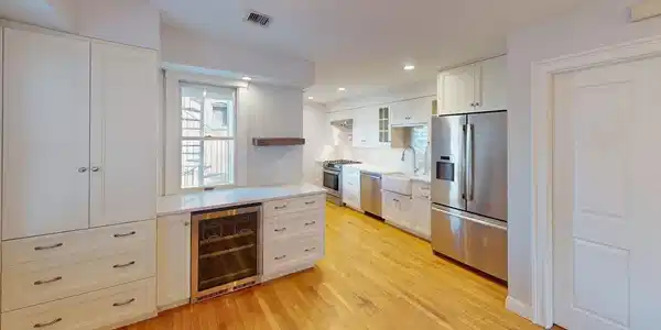 214-216 W 7th St