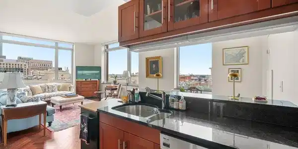 1 Charles St S