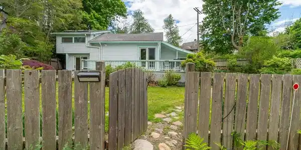 7 Lighthouse Way
