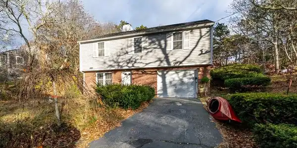 27 Quaker Ln