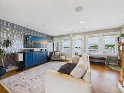 7 Bay St