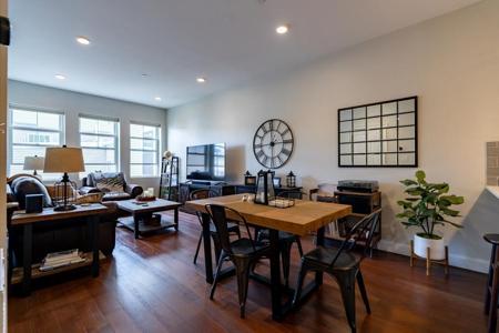 170 W Broadway
