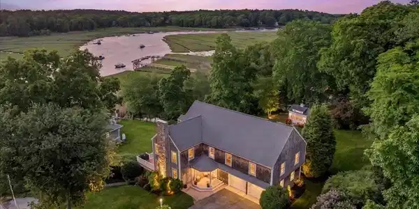 102 Riverside Circle