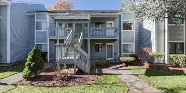 78 Eaton Ln