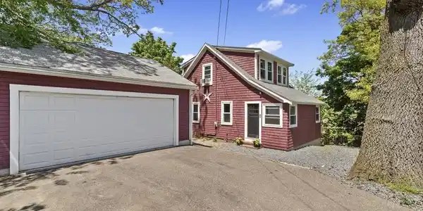 22 Pequot Rd
