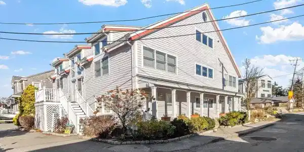 60 Rocky Neck Ave