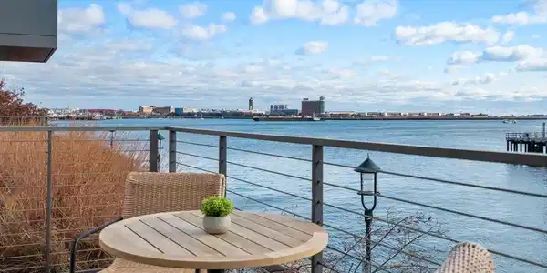 300 Pier 4 Blvd