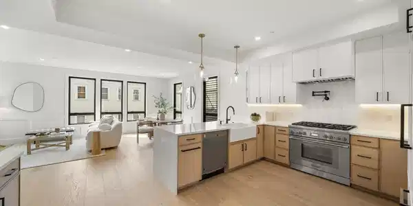 136 W 8th St