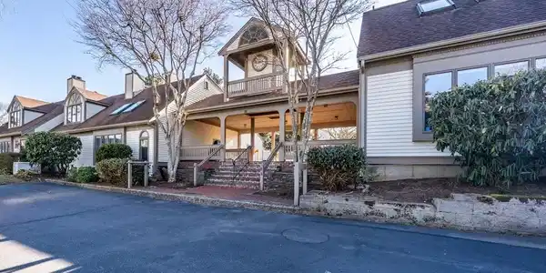 39 Blossom Ave