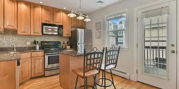140-142 W 7th St