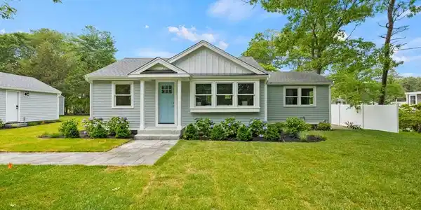 179 Edgewater Dr E