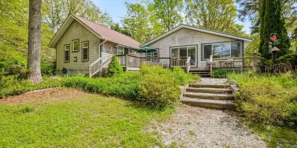 61 Bay Rd