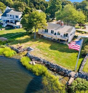 22 Riverside Dr