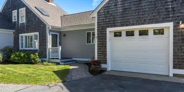 8 Beach Rd