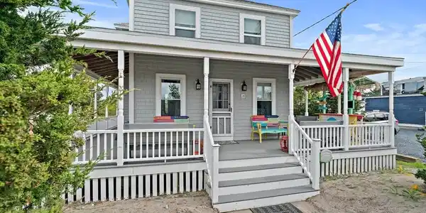 18 Marshfield Ave