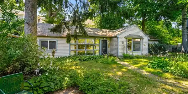 21 Preston Beach Rd
