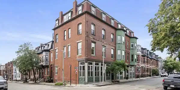 809 E 4th St