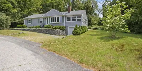 31 Clearwater Dr