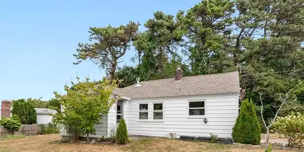 6 Great Hill Ln