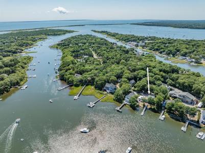 18 Great River Rd