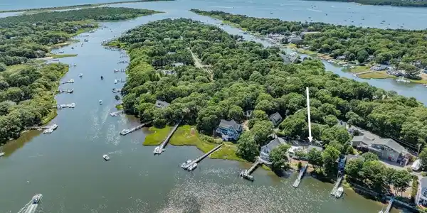 18 Great River Rd
