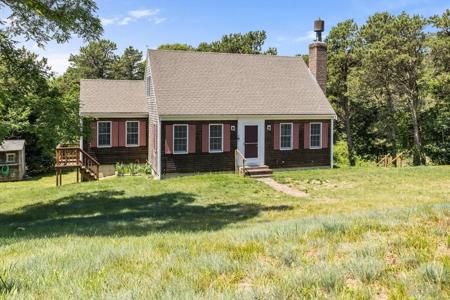 45 Howland Ln