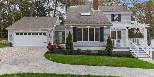 8 Waterside Dr