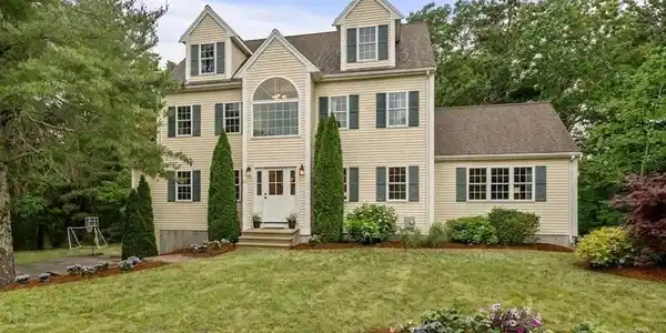 22 Edgewater Dr