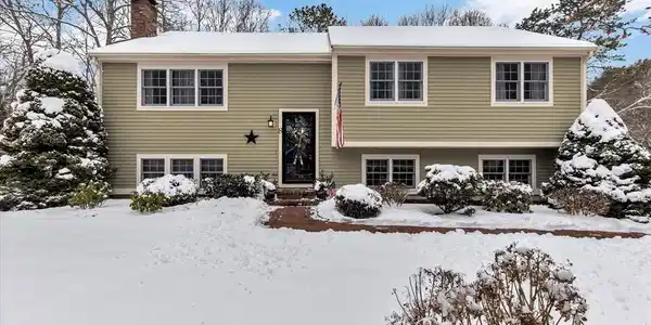 8 Colony Ave