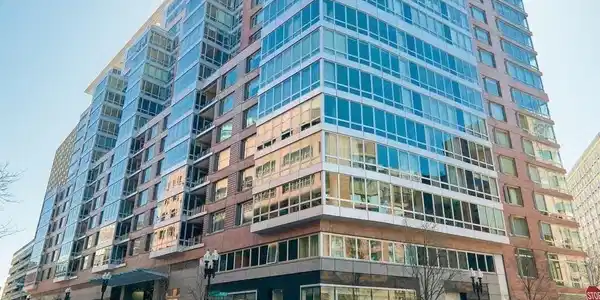 1 Charles St S
