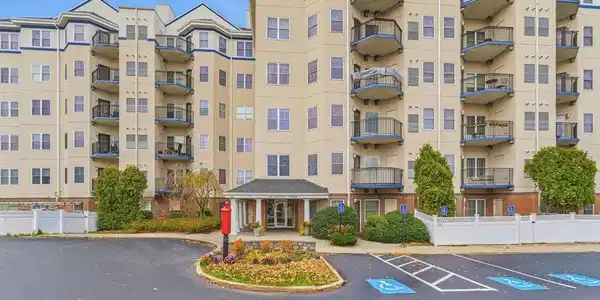 10 Seaport Dr