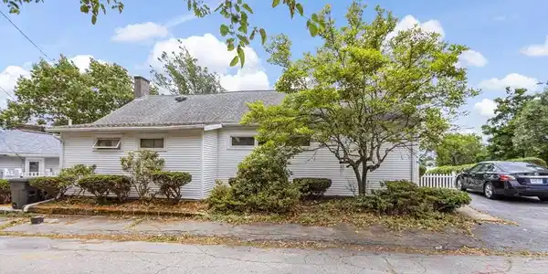 53 Riverbank Rd