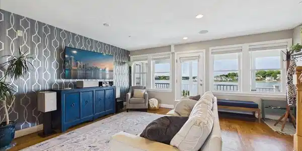 7 Bay St