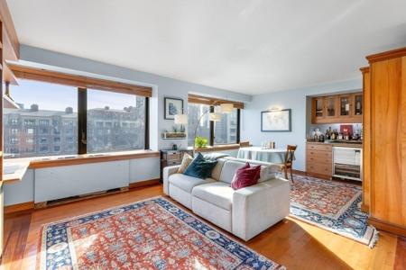85 E India Row