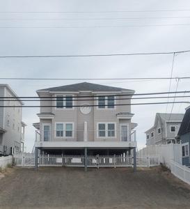 220 North End Blvd