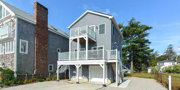 121 Edgewater Dr