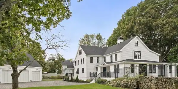 15 Christopher Ln