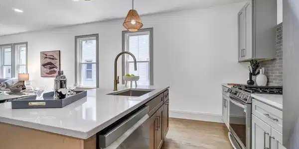 32 Saxton
