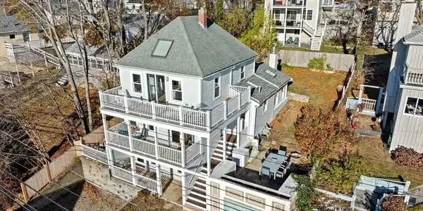 30 Bay St