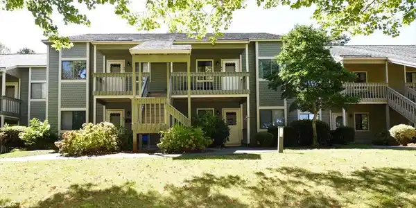 40 Eaton Ln